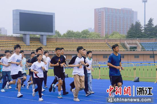 志愿者进行体能训练。浙江理工大学供图