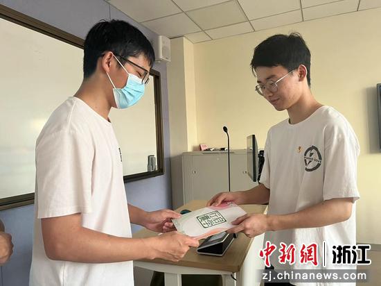 浙江理工大学纺织科学与工程学院（国际丝绸学院）推出“启学行囊” 张虹 摄